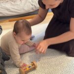 Rani razvoj od 0-12 mjeseci: razumijevanje pokreta, osjetila i pravilnog postupanja s bebom