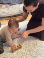 Rani razvoj od 0-12 mjeseci: razumijevanje pokreta, osjetila i pravilnog postupanja s bebom